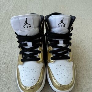 Nike air Jordan White and Gold Sneakers Classic Design